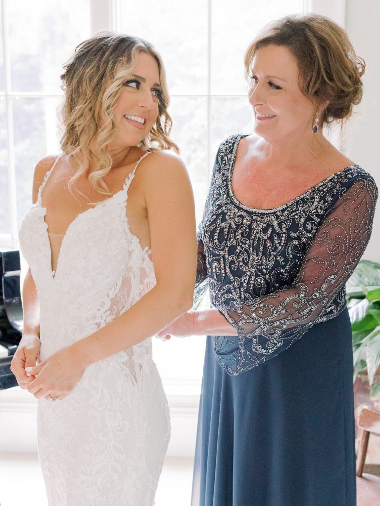 Bride getting ready at Savannah Yacht Club