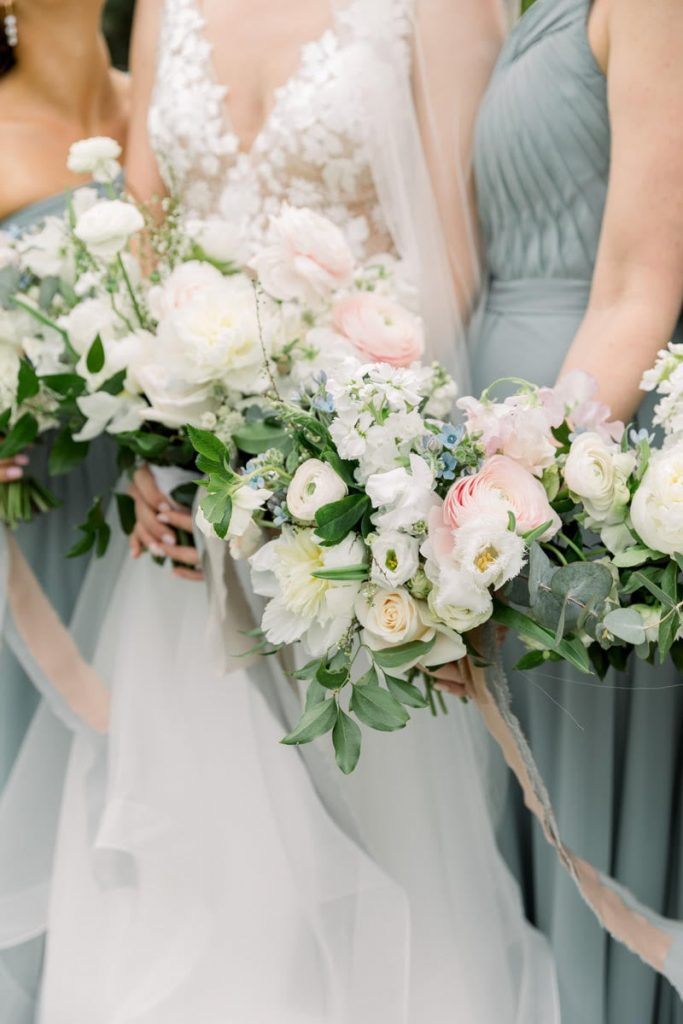 white bridesmaid bouquets