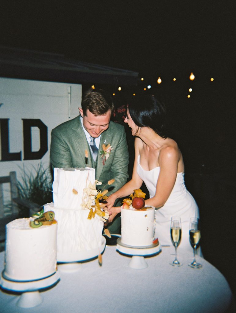 Savannah bride and groom cutting the cake